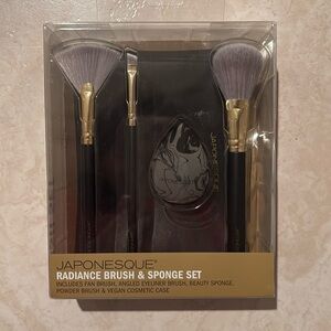 Makeup brush set with case